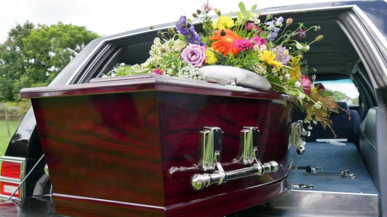 Pourquoi choisir une calèche funéraire pour un cortège à Épinal ?